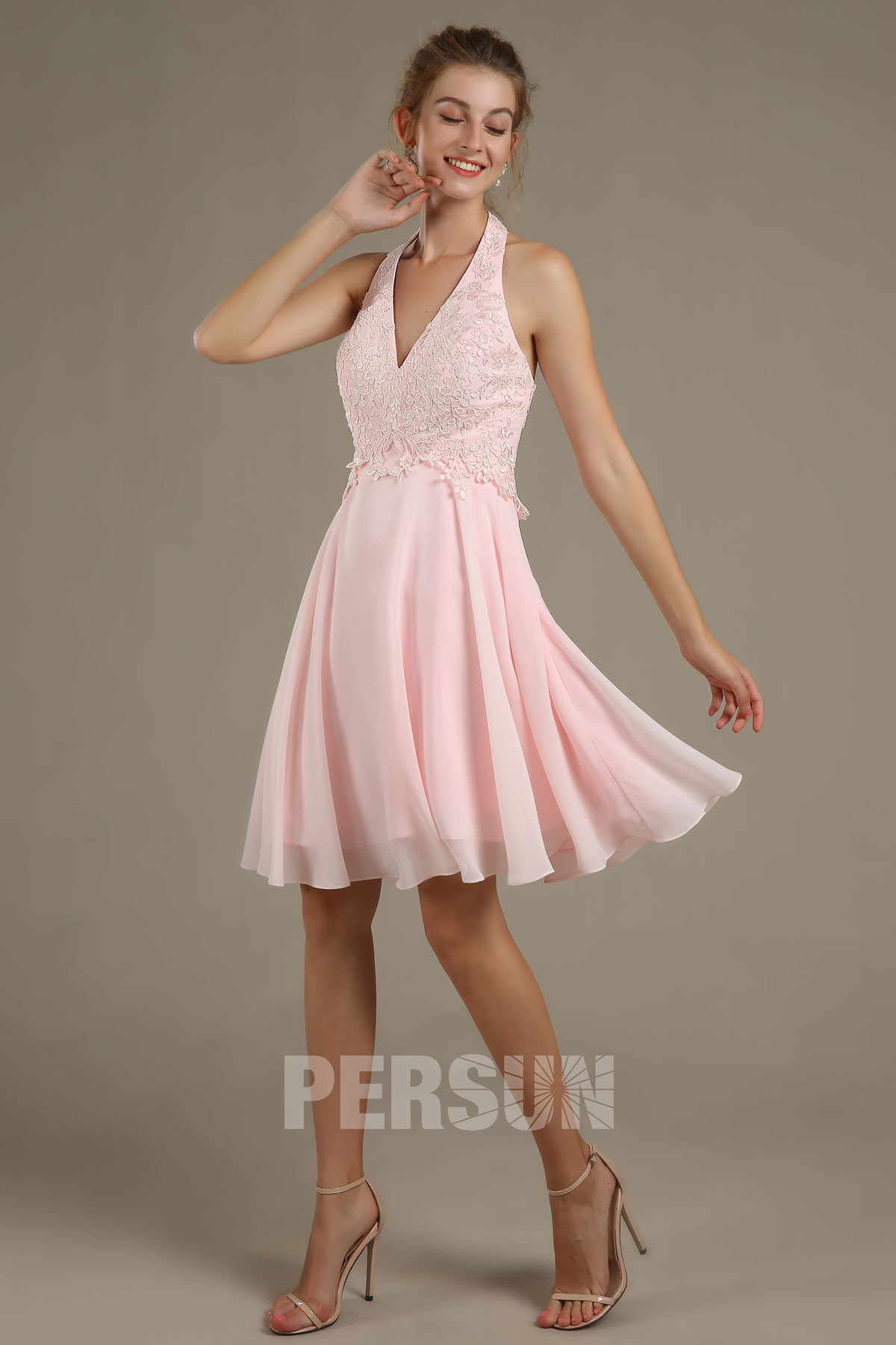 robe courte rose perle col halter appliquée de dentelle pour un mariage