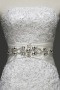 Robe sirène blanche ornée de bijoux fleurs appliquées