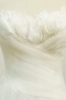 Robe blanche de mariée ruchée ornée de plumes