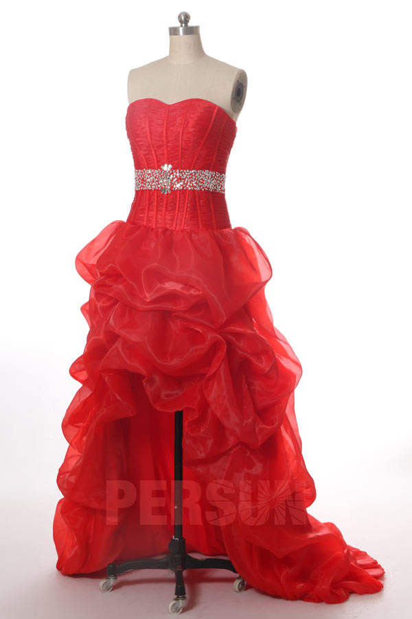 robe de soirée courte devant longue derrière rouge en organza bustier plissé taille ornée de strass