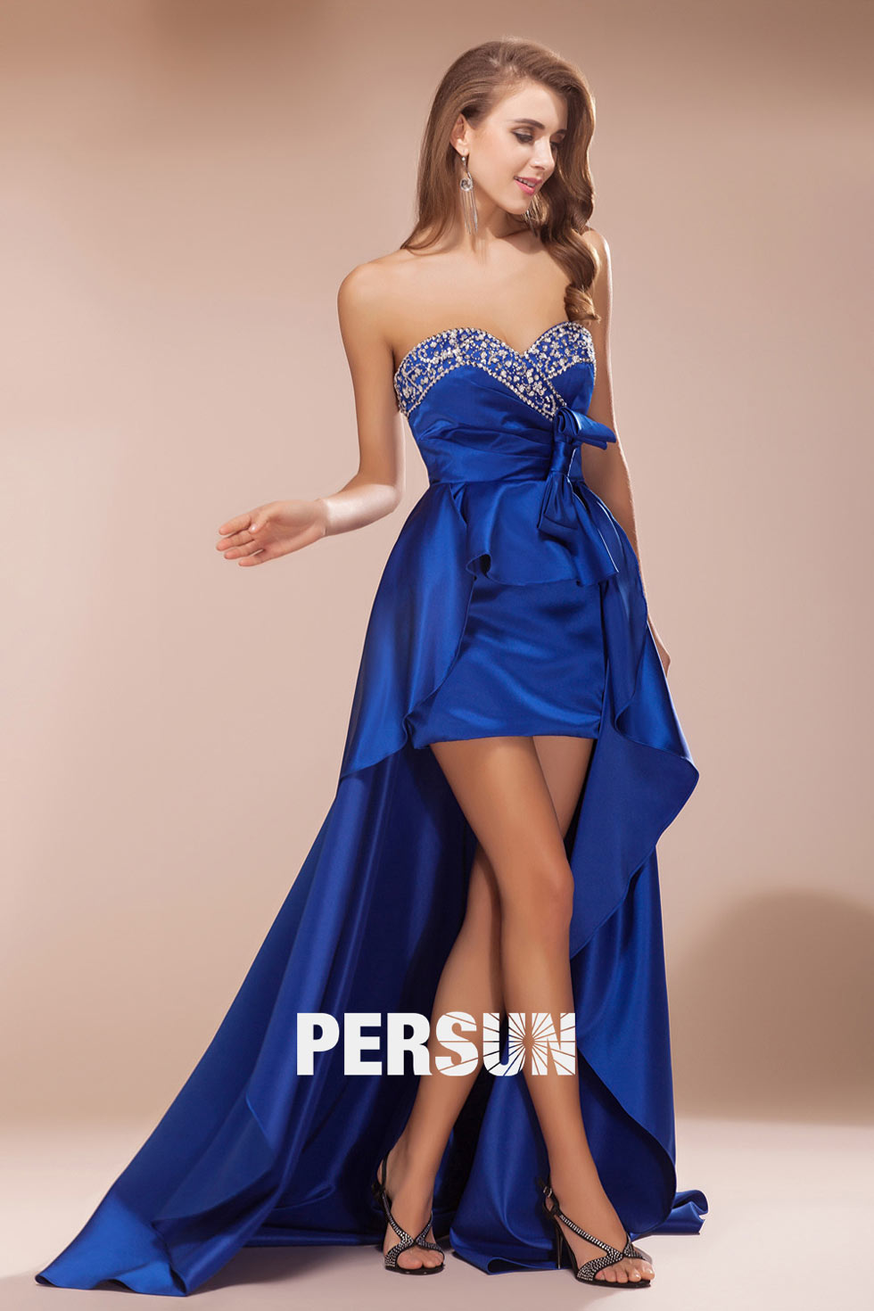 robe de cocktail courte devant longue derrière bleu roi bustier embelli de strass