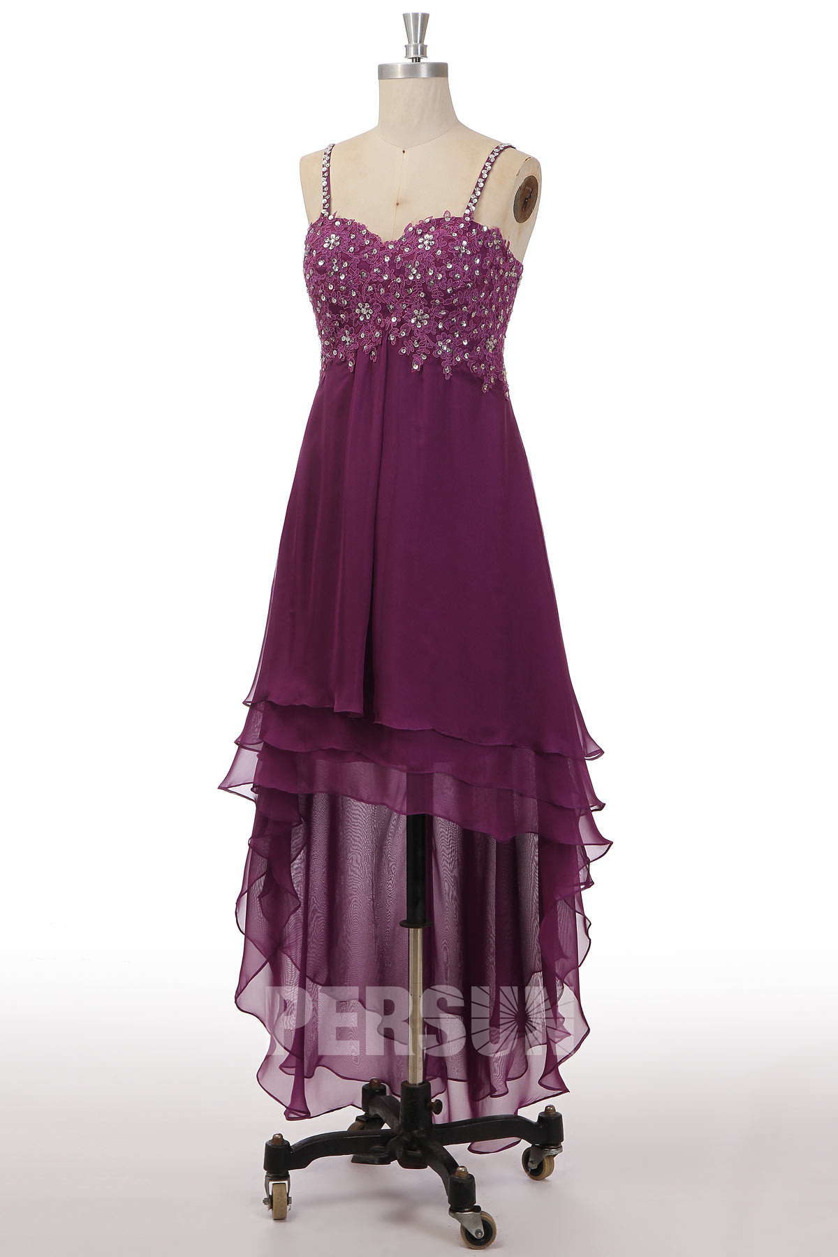 robe de soirée courte devant longue derrière violette à bretelle fine en dentelle appliqué florale