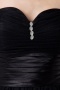 Petite robe noire ornée de bijoux en tulle