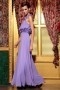 Robe violette chic bretelle autour du cou ornée de rose