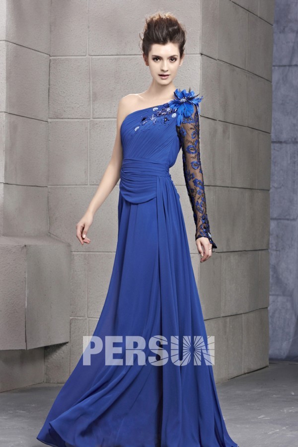 robe de soirée asymétrique bleu embelli de strass et fleurs avec manche dentelle