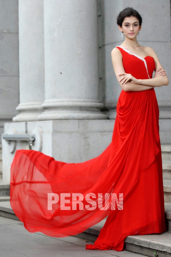 robe empire rouge longue asymétrique orné de bijoux pour vernissage