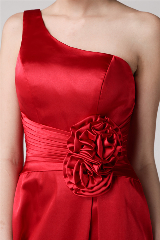 robe rouge de soirée ornée d'une fleur à la taille