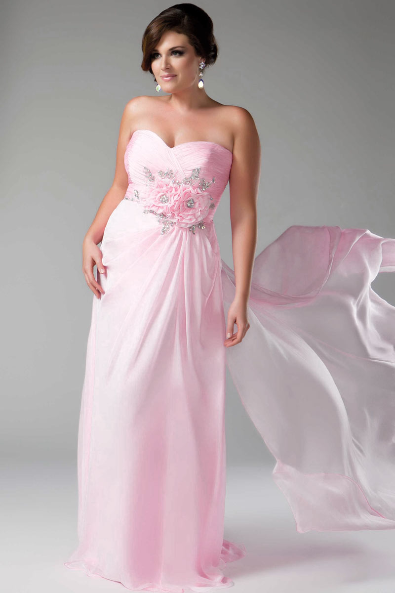 robe de cocktail rose pale longue pour femme ronde orné de fleurs