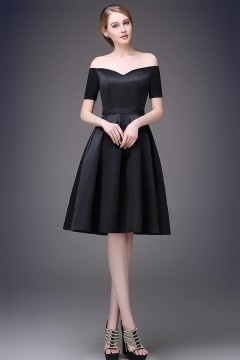 Petite robe noire avec épaule dégagée