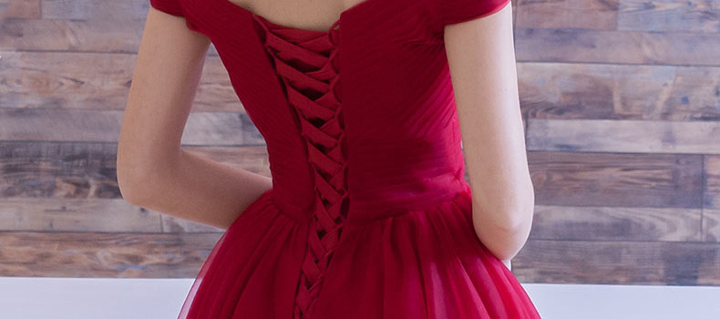 Petite robe rouge rétro plissée empire épaule dégagée laçage dos