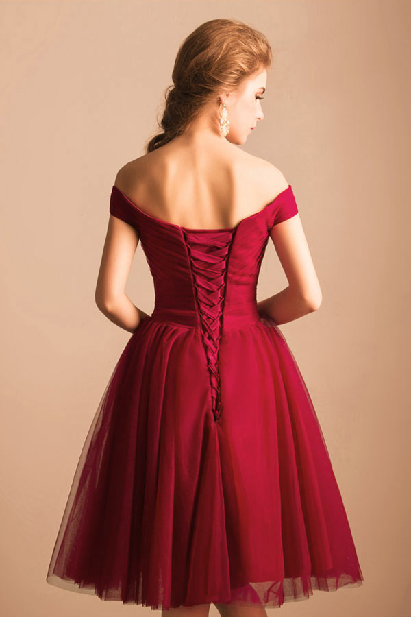 Vintage robe rouge plissée au genou épaules dénudées