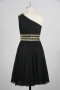 Petite robe noire asymétrique ornée de paillettes en mousseline