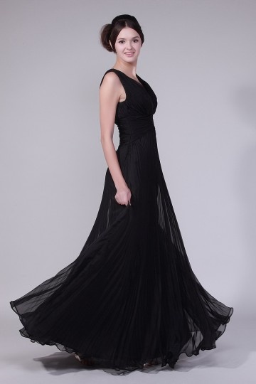 Longue robe de soirée noir sublime encolure en V plissés