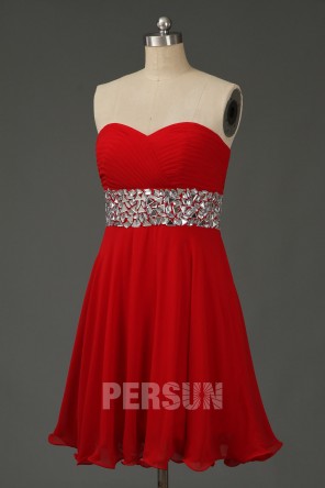 Petite robe rouge ornée de strass à taille