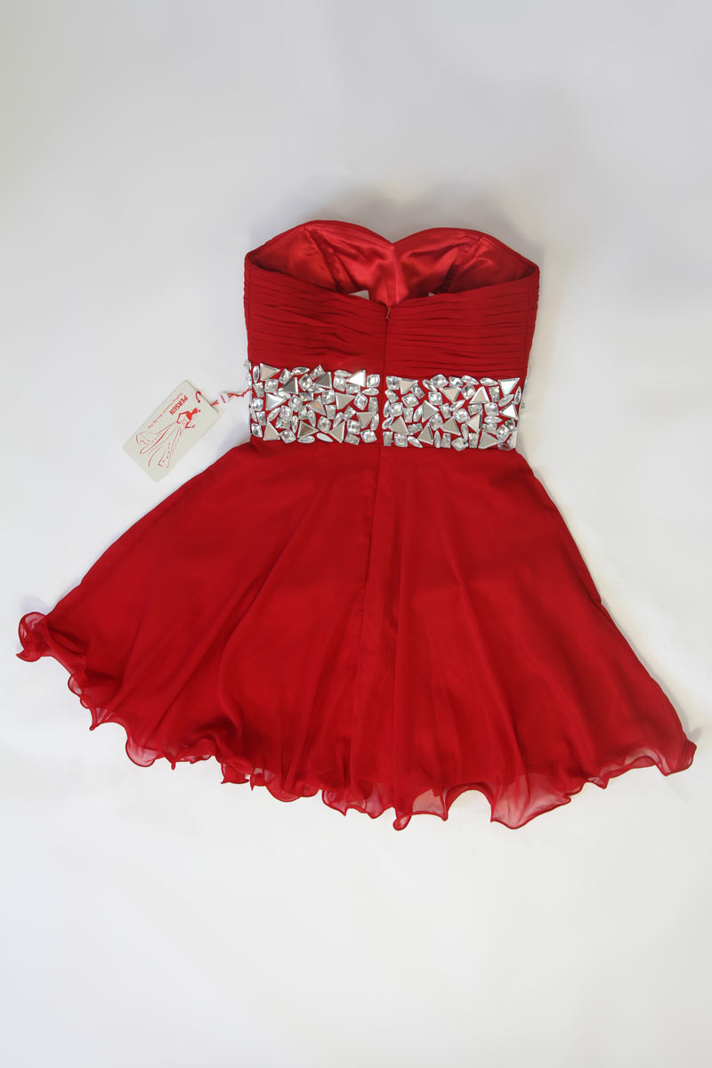 robe couleur rouge ornée de strass sans bretelle en ligne