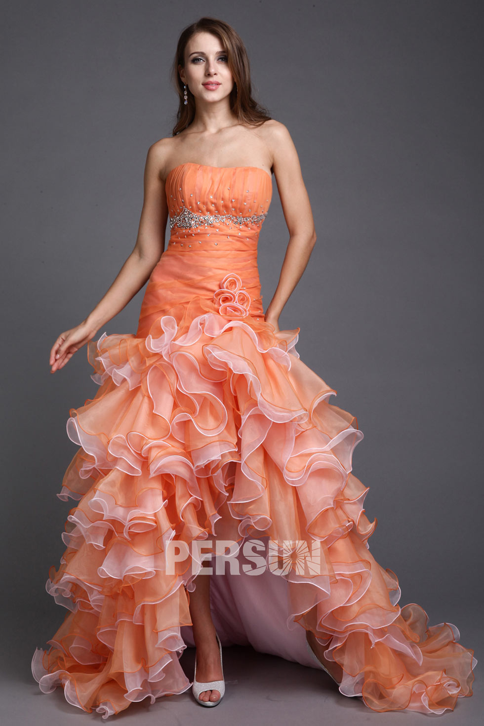 robe de soirée orange courte devant longue derrière bustier droit embelli de strass jupe à volant