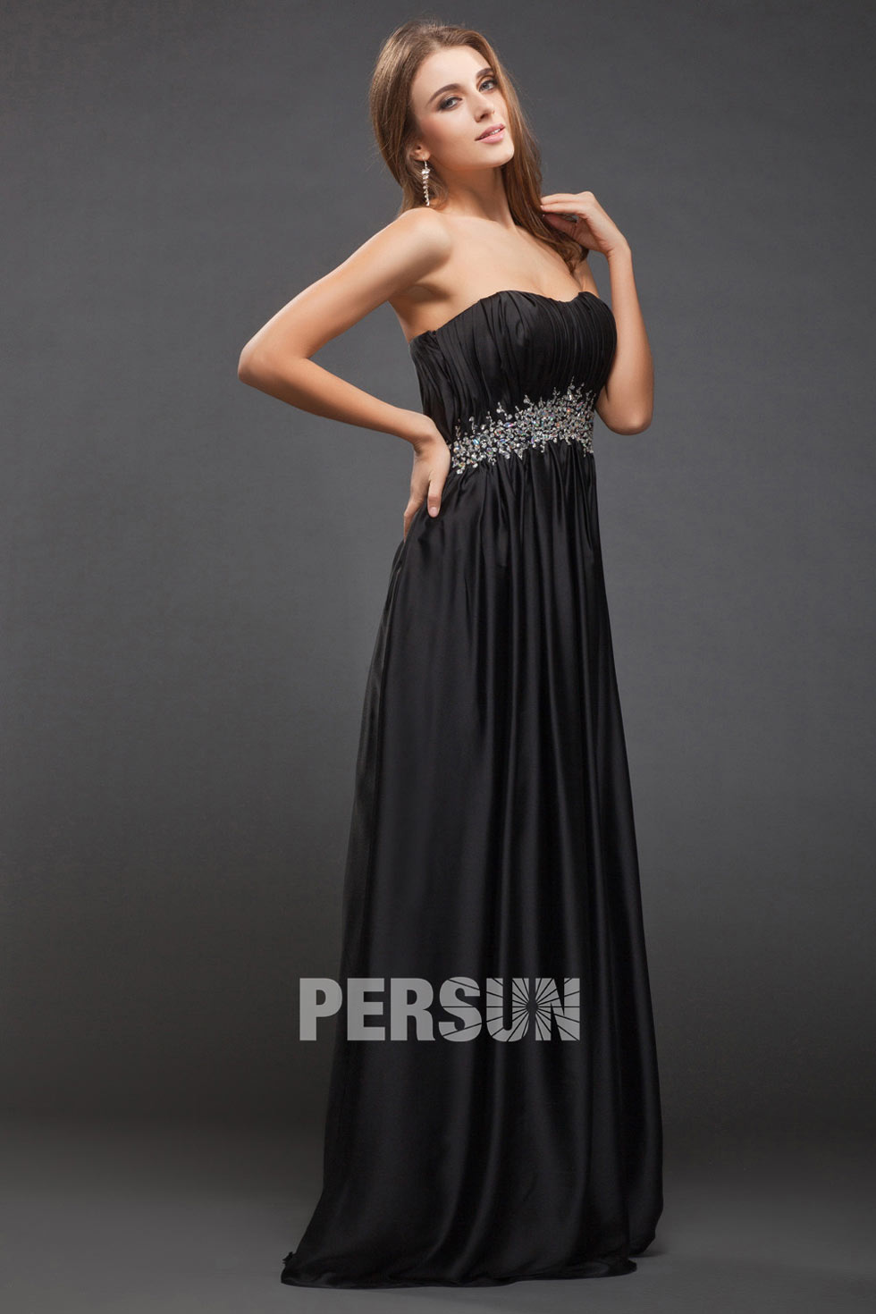 robe noire longue ornée de strass à la taille