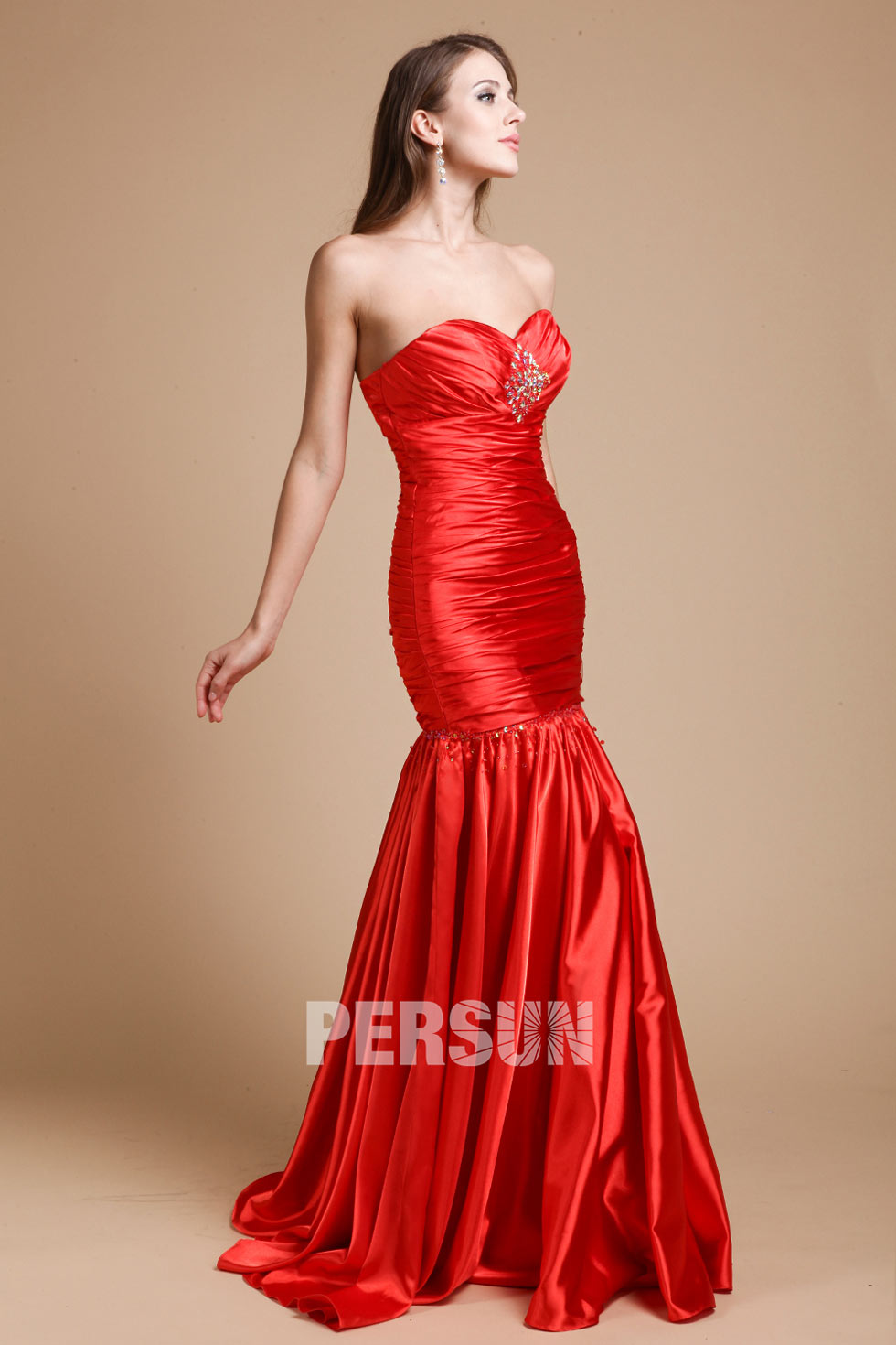 robe de soirée rouge ornée de strass au niveau de la poitrine