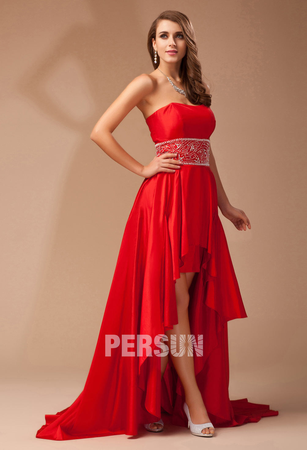 robe de soirée rouge taille ornée de strass courte devant longue derrière