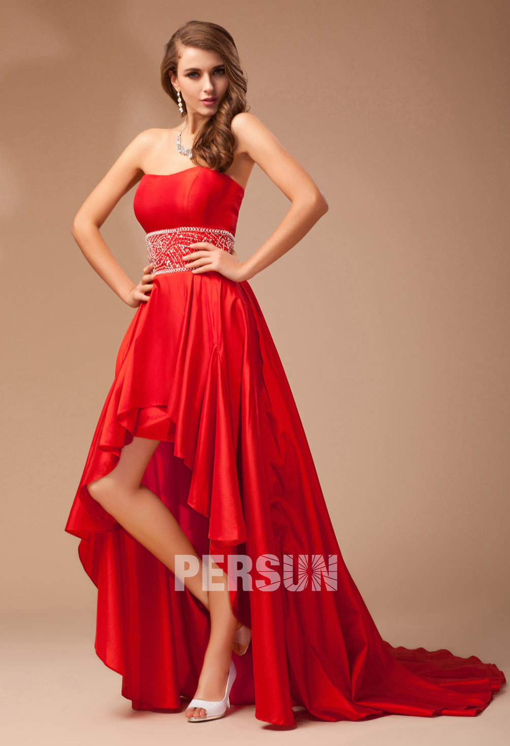 rouge robe bustier coeur taille cousue de starss avec courte traîne