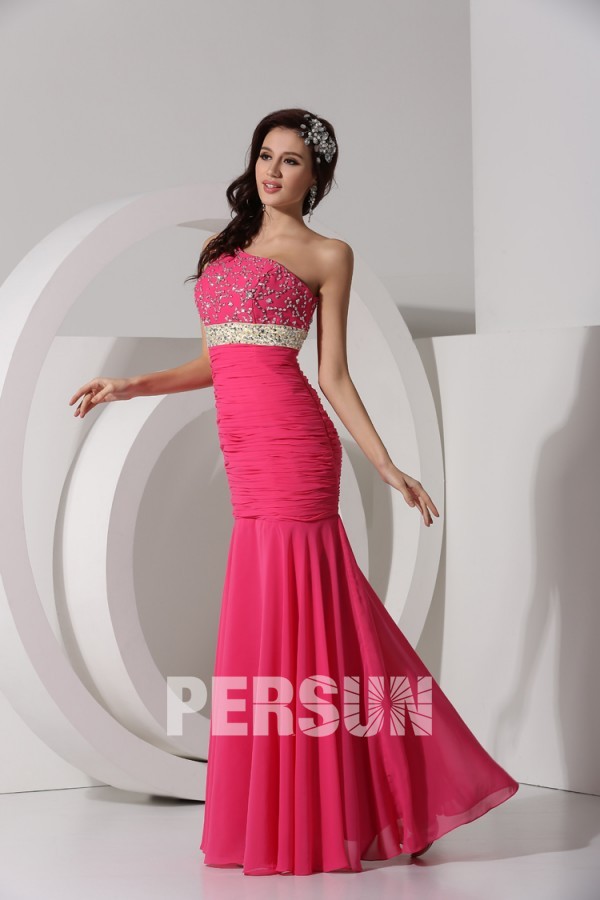 robe de soirée rose fuchsia sirène bustier droit orné de strass