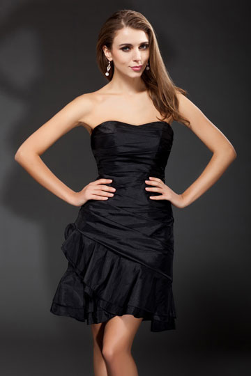 Petite robe noire bustier simple en taffetas ruché