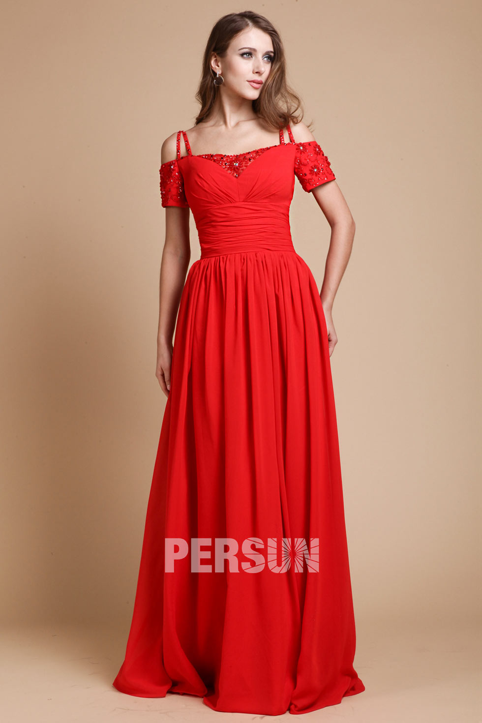 robe rouge longue à épaule dégagée