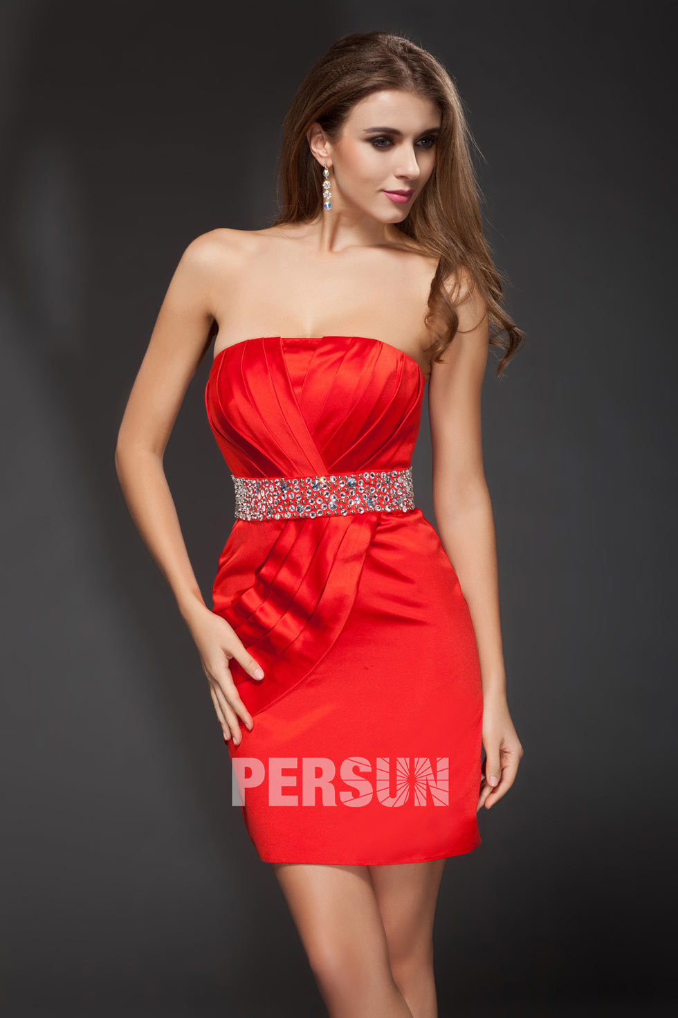 mini robe rouge fourreau orné de strass