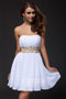 Petite robe blanche bustier courte ornée de bijoux en forme de feuille