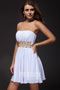 Petite robe blanche bustier courte ornée de bijoux en forme de feuille