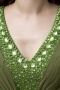 Robe longue de soirée verte ornée de bijoux en mousseline