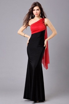 Robe rouge et noir moulante longue style asymétrique 
