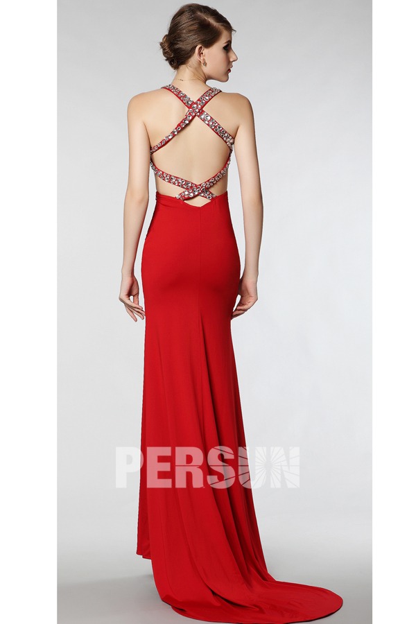 robe de concret rouge longue dos nu avec bretelle ornée de bijoux