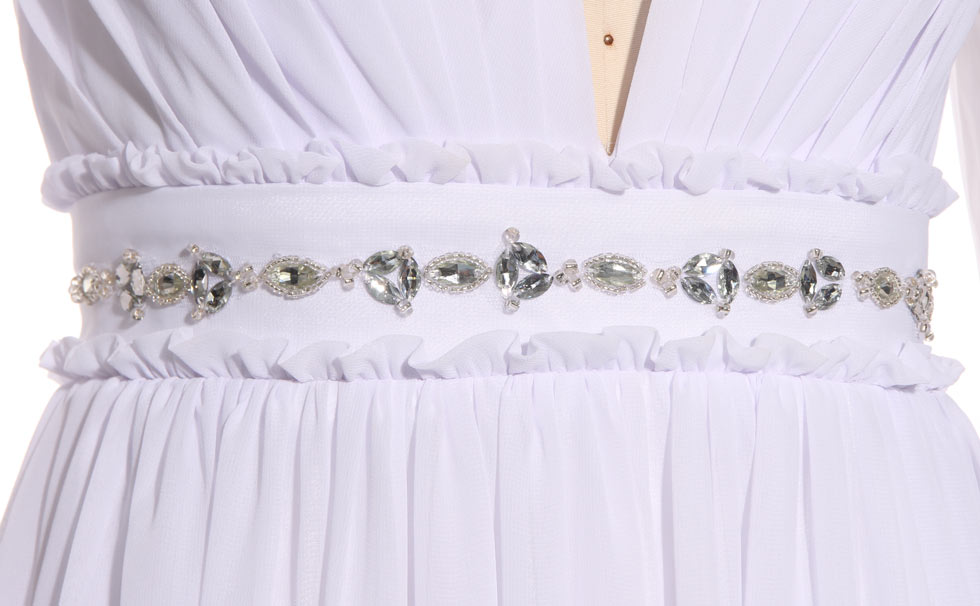 robe habillée blanche taille ceinturée de bijoux pour mariage