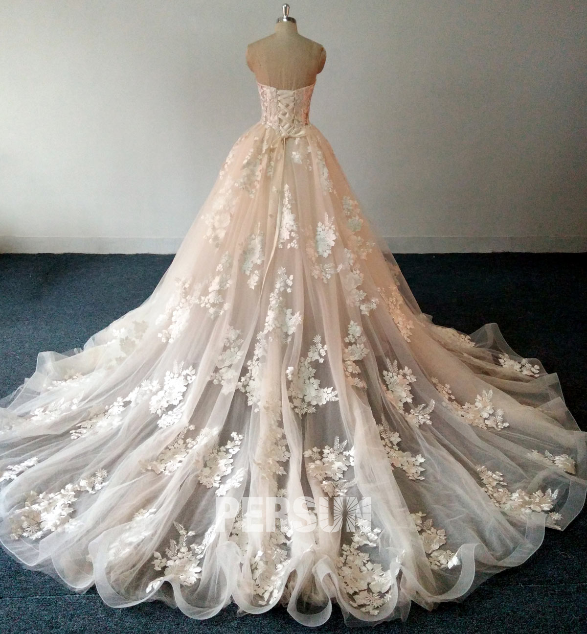 robe de mariée princesse ornée de fleurs 3D à traîne Chapelle