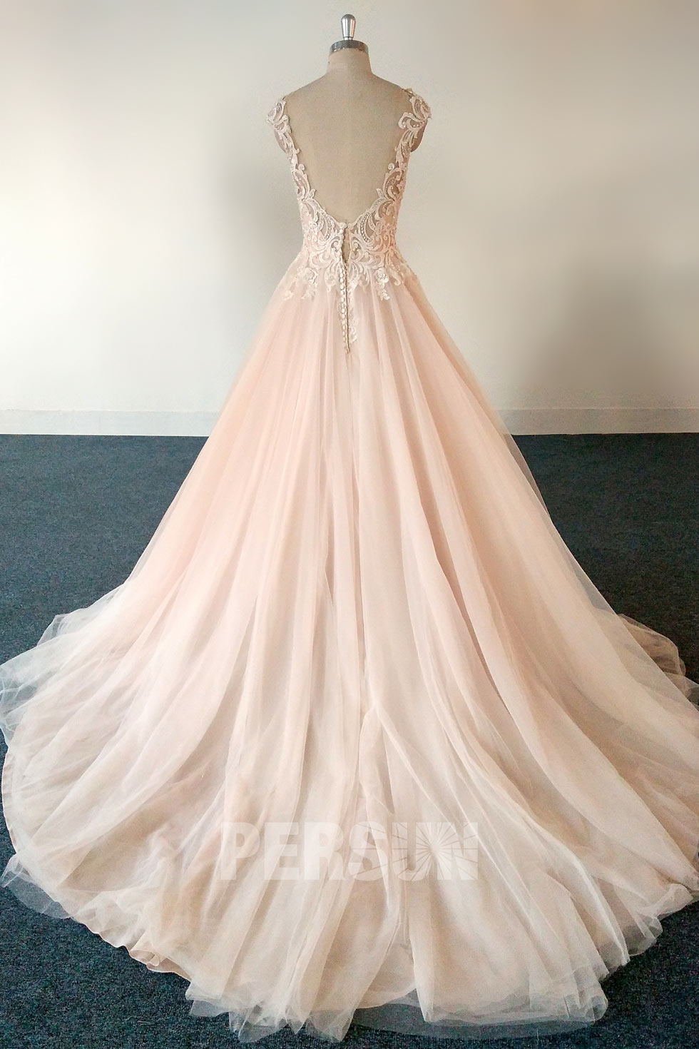 Robe de mariée princesse rose col en V haut appliquée de guipure