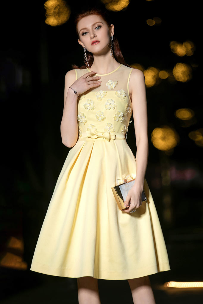 robe de cocktail courte jaune col illusion embelli de fleurs pour mariage