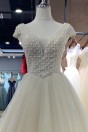 Romantique robe de mariée princesse écru à haut perlé avec mancherons