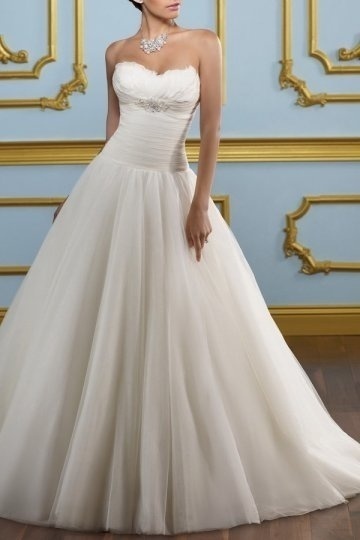 Robe de mariée en organza décolletée en coeur avec plumes et rides