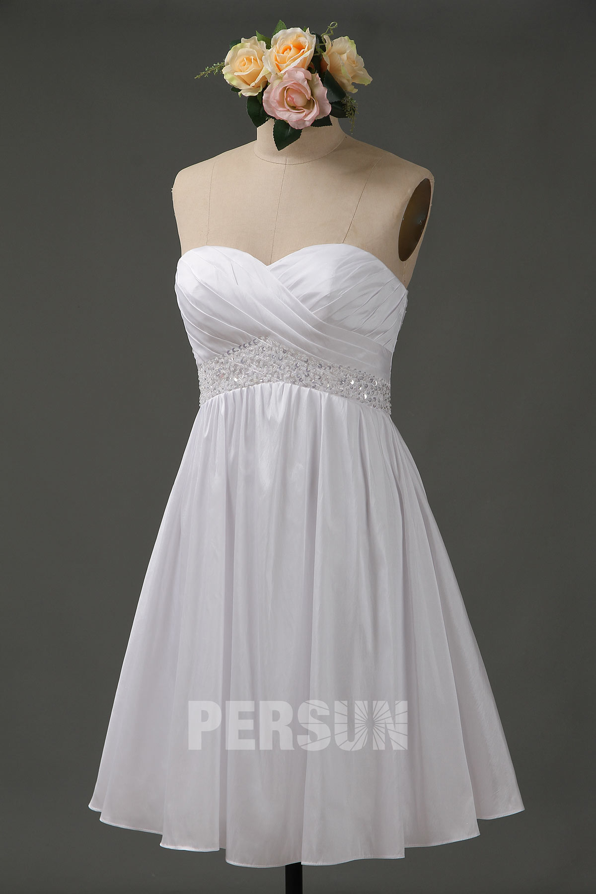 robe de mariée simple courte bustier coeur drapé taille embelli de strass
