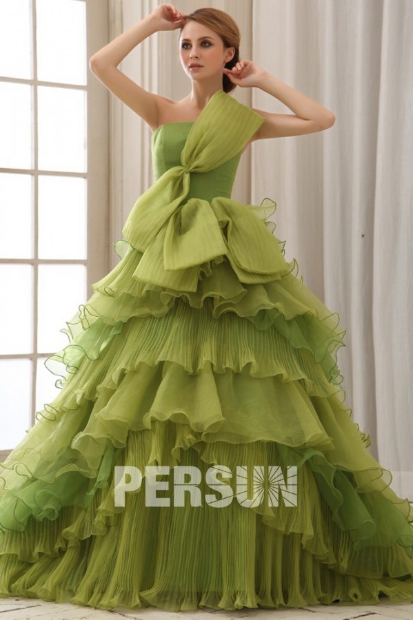 robe de mariée princesse vert bustier embelli de noeud papillon à volant