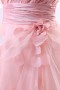 Robe de mariée rose asymétrique avec détails fleurs & pétales