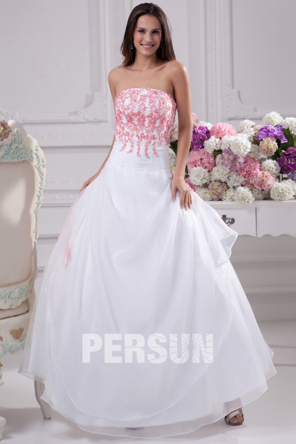 robe de mariée classique blanche haut embelli de broderies rose en organza