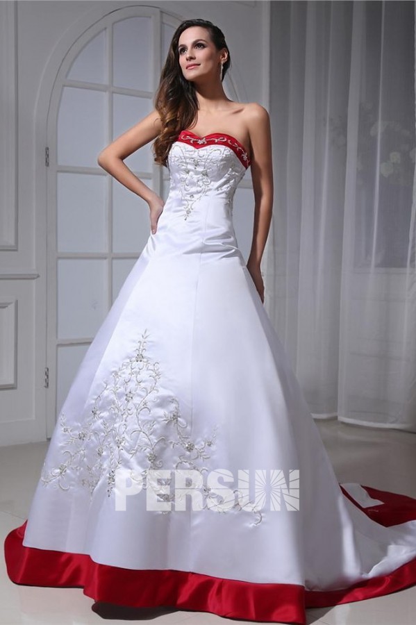 robe de mariée princesse rouge et blanche bustier coeur brodé et pailleté 