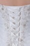 Robe de mariée bustier décolleté en cœur ornée de applique en organza