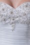 Robe de mariée bustier décolleté en cœur ornée de applique en organza