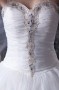 Robe de mariée princesse décolleté en cœur encolure américaine ornée de strass