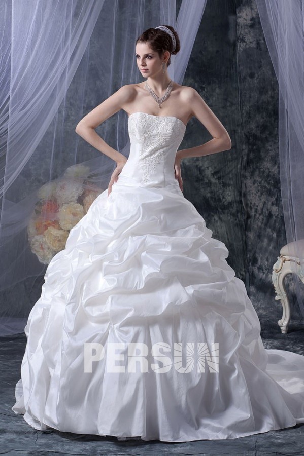 robe de mariée princesse bustier ornée de perles et jupe brouillonné