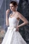 Robe de mariée princesse bustier coeur à jupe et détails floraux