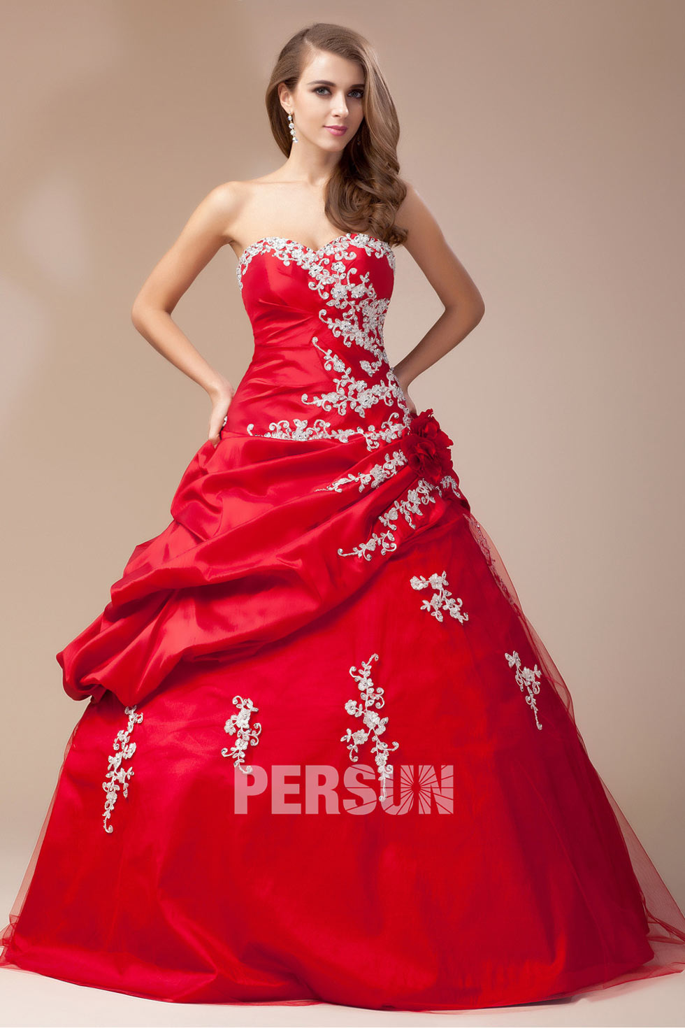 robe de mariée rouge princesse bustier coeur plissé embelli de fleurs argenté